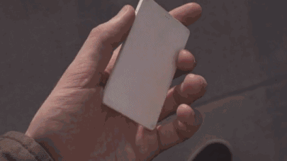 當三星和蘋果爭得不可開交時，一個逆天的家伙出現(xiàn)了…