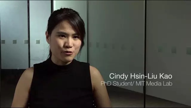 那個專門生產(chǎn)黑科技的實驗室，發(fā)明了一款智能紋身，不僅能操控手機電腦，還能掃碼支付！