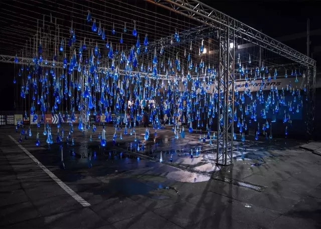 這些人把3000個套套從天上扔下來，不僅沒引來城管，還治愈了災后的臺灣……