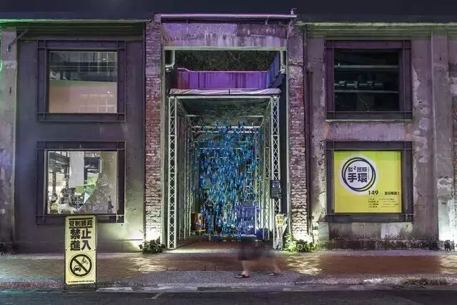 這些人把3000個套套從天上扔下來，不僅沒引來城管，還治愈了災后的臺灣……