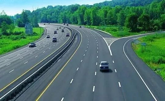 中國首條超級(jí)高速公路要來了！能邊開車邊充電，自動(dòng)駕駛....
