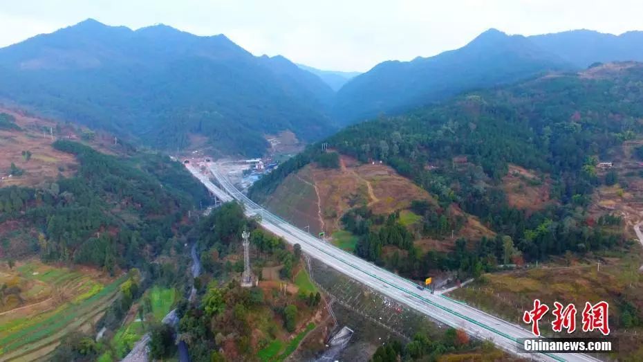 中國首條超級(jí)高速公路要來了！能邊開車邊充電，自動(dòng)駕駛....