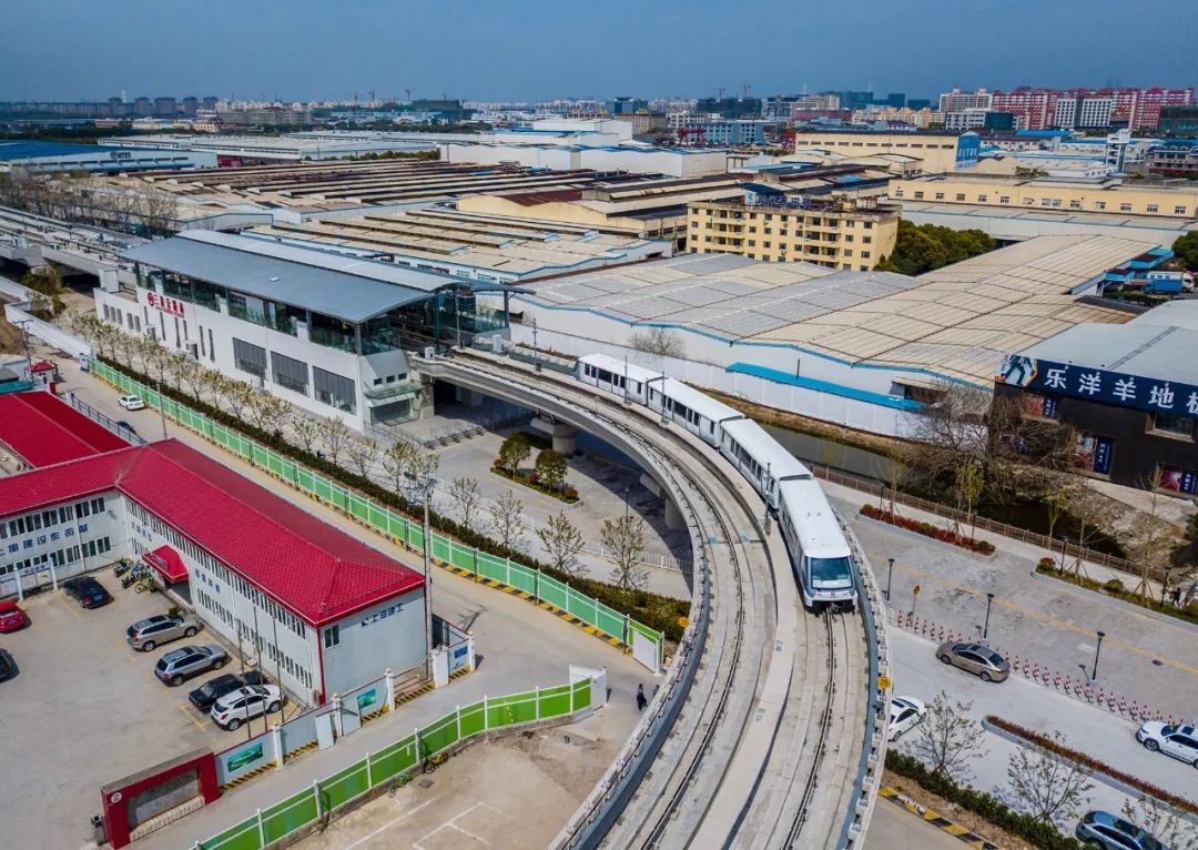 國內(nèi)首條無人駕駛膠輪路軌開通，沒有駕駛室，可以站在車頭看風(fēng)景！