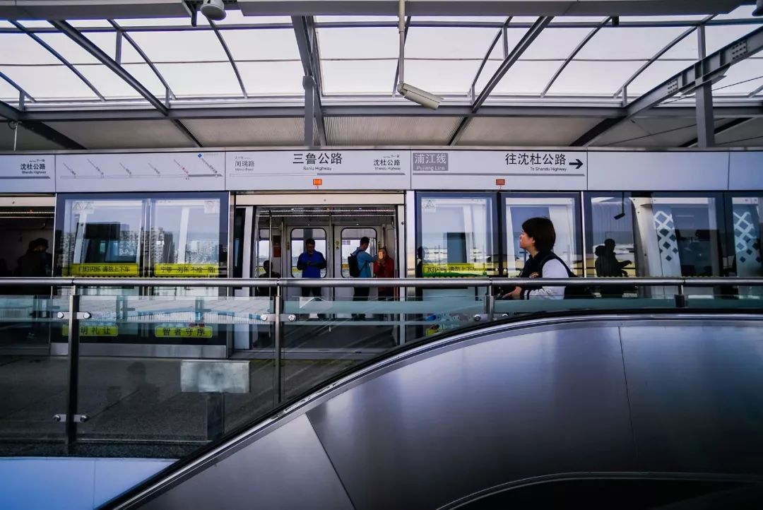 國內(nèi)首條無人駕駛膠輪路軌開通，沒有駕駛室，可以站在車頭看風(fēng)景！