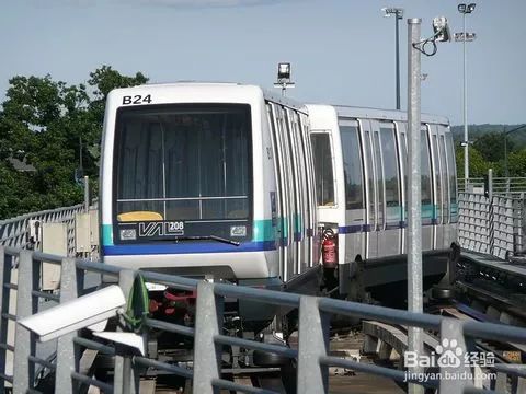 國內(nèi)首條無人駕駛膠輪路軌開通，沒有駕駛室，可以站在車頭看風(fēng)景！