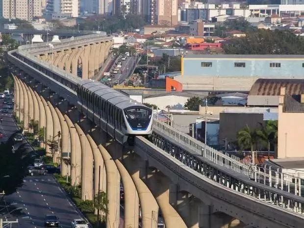 國內(nèi)首條無人駕駛膠輪路軌開通，沒有駕駛室，可以站在車頭看風(fēng)景！