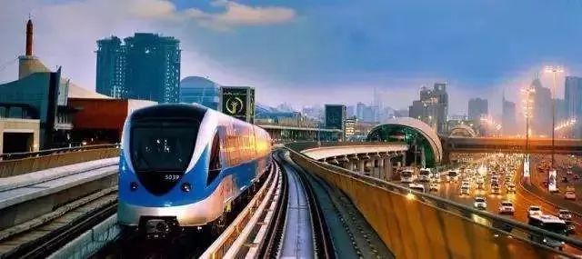 國內(nèi)首條無人駕駛膠輪路軌開通，沒有駕駛室，可以站在車頭看風(fēng)景！