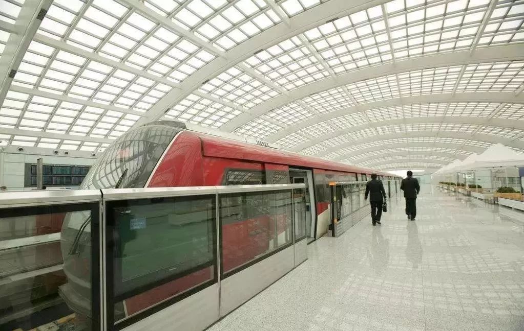 國內(nèi)首條無人駕駛膠輪路軌開通，沒有駕駛室，可以站在車頭看風(fēng)景！