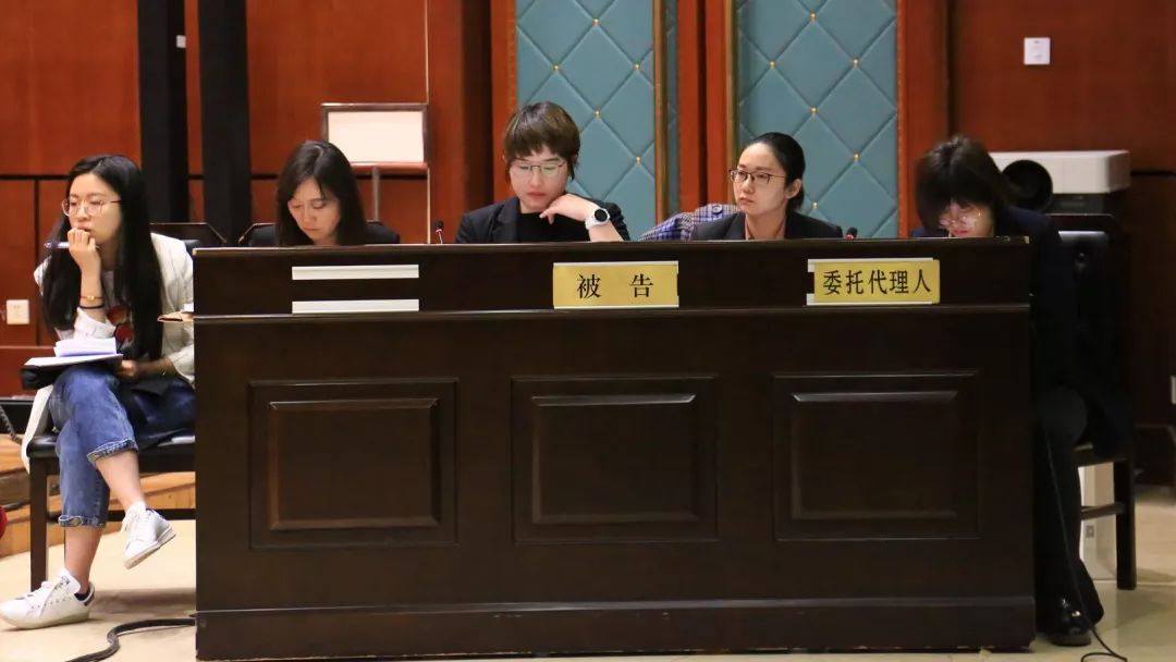 電影《芳華》被訴抄襲！馮小剛等四被告遭索賠300余萬(wàn)
