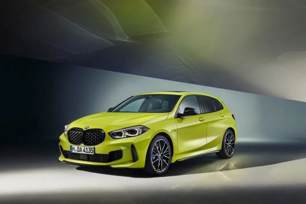 寶馬發(fā)布新款M135i xDrive官圖，造型短小精悍，配備高功率B48引擎