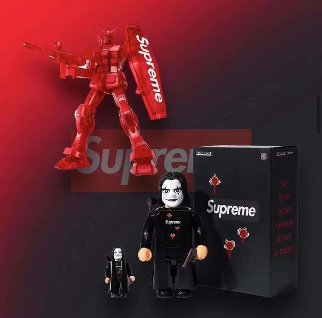 手辦收藏者狂喜，高達(dá)聯(lián)名之后Supreme積木玩偶本周壓軸發(fā)售